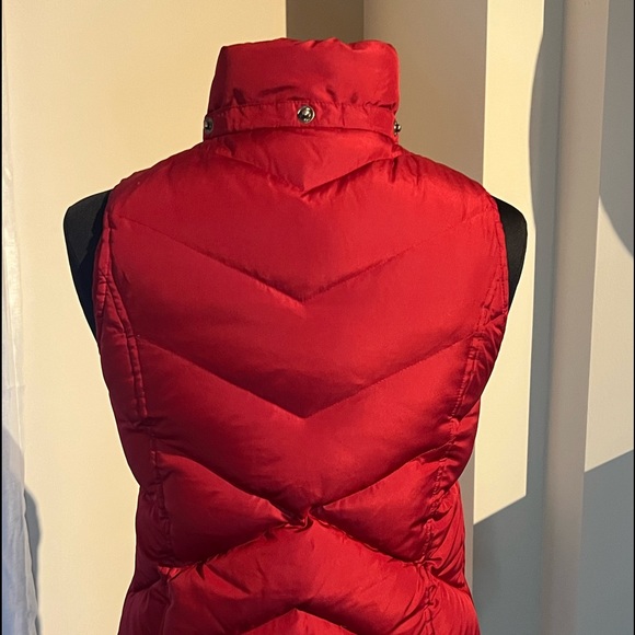 Down-filled hooded puffer vest with faux fur trim - Picture 7 of 8